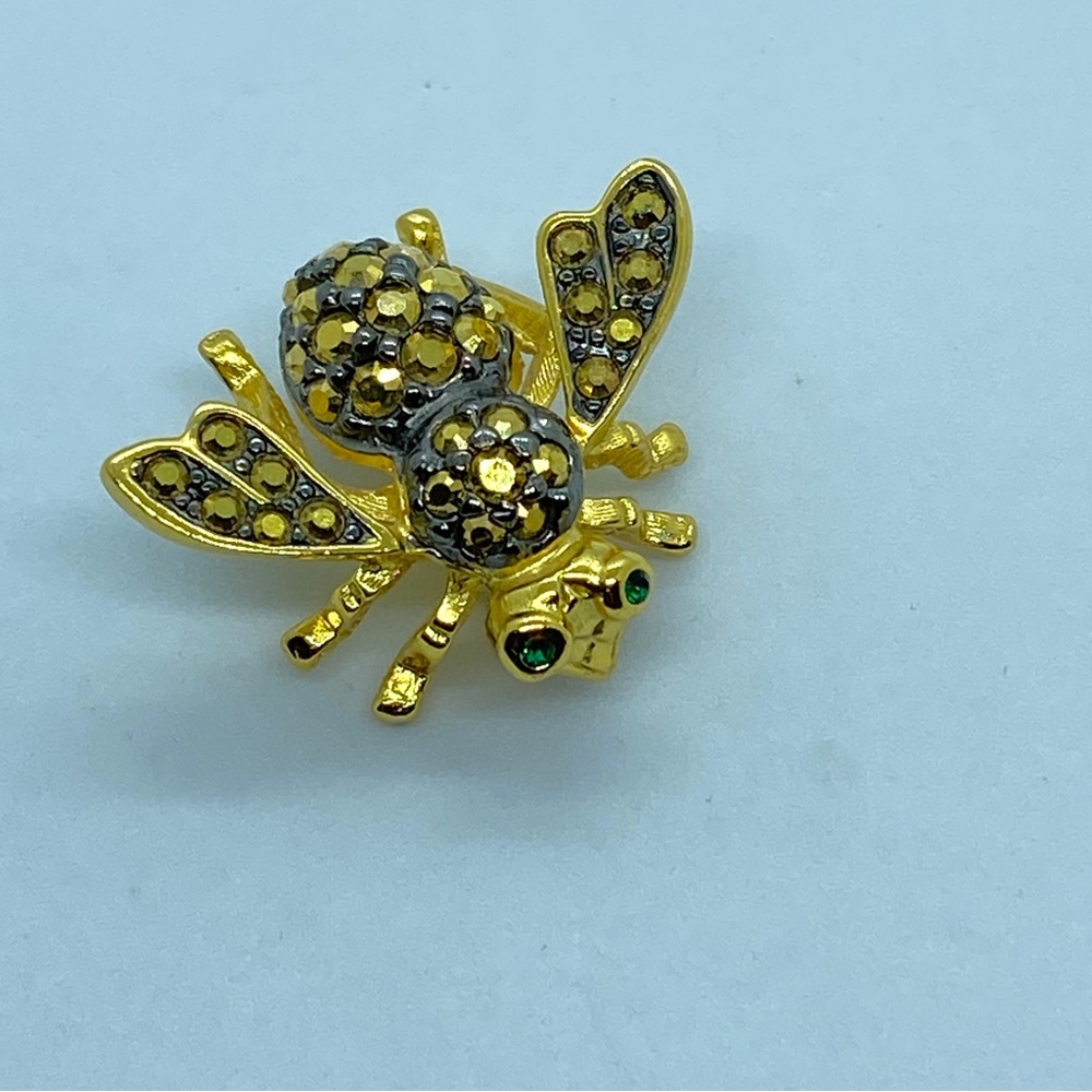 Vintage Unusual JR Black/Grey Enamel Gold Tone Textured Faux Emerald Eyed B… - Picture 3 of 7